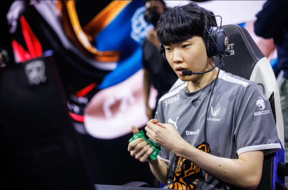 DRX力克EDG，Deft操刀奇招英雄翻盘焦点之战2025世界赛，留下经典瞬间的简单介绍