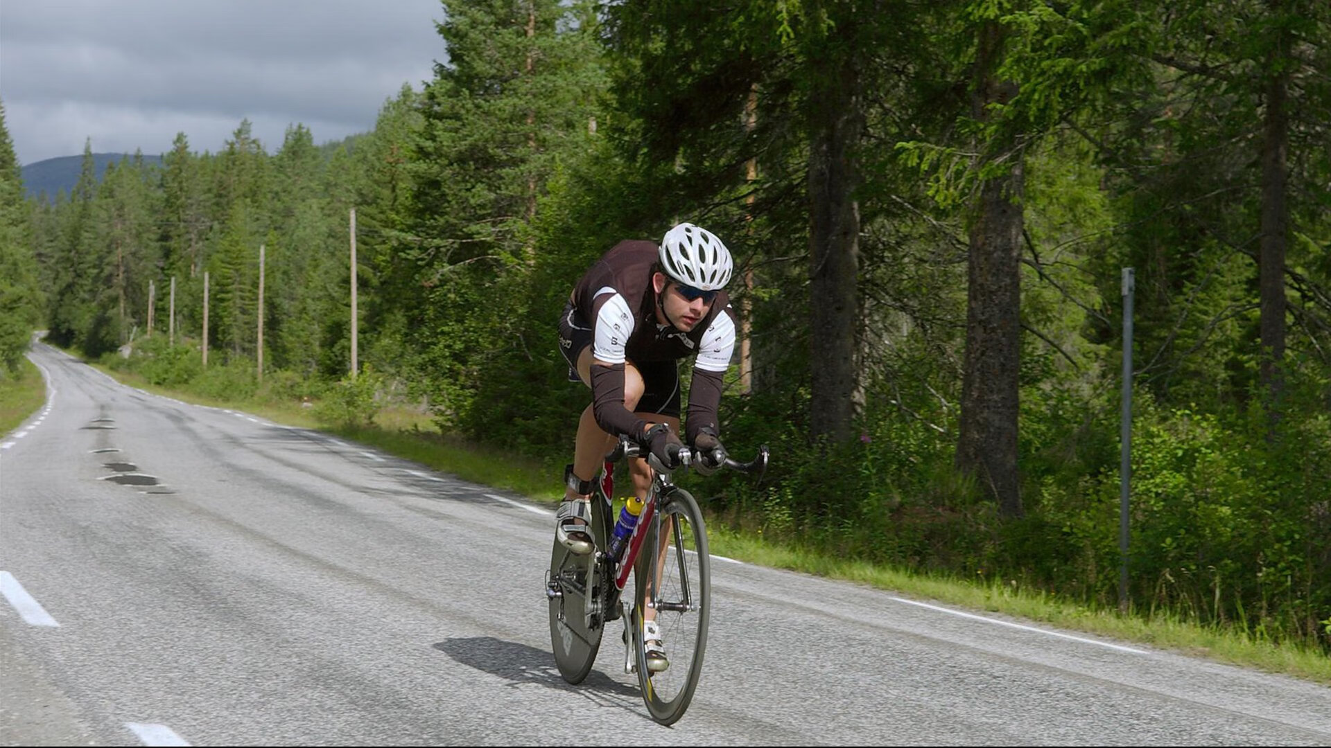 红牛二队鏖战法拉利，勒克莱尔状态火热，一场令人窒息的赛道博弈